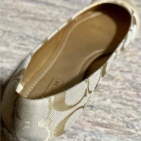 Coach Onida beige and gold monogram C pointy flat shoes - Picture 15 of 16